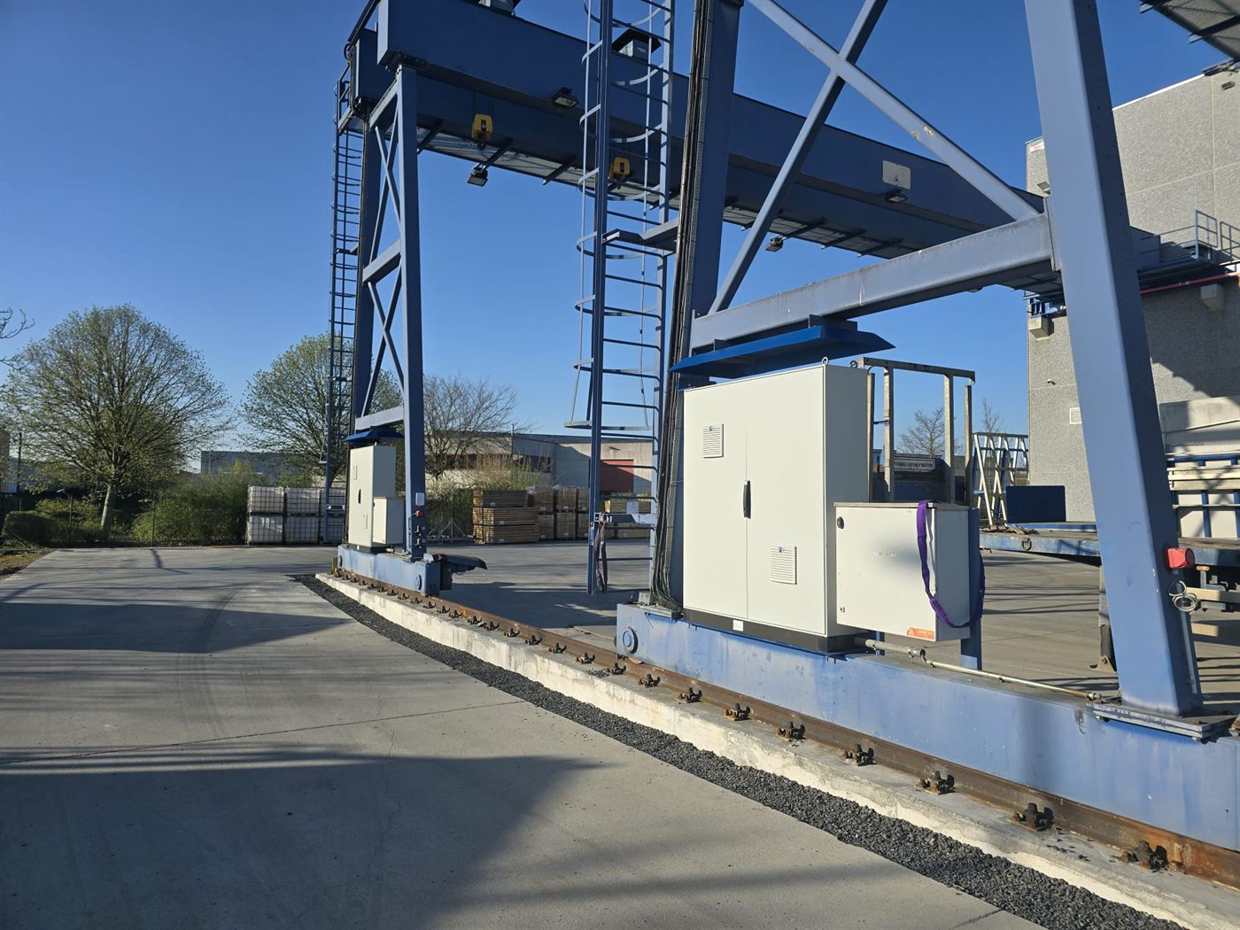 Nieuwe kasten op de kraan gemonteerd