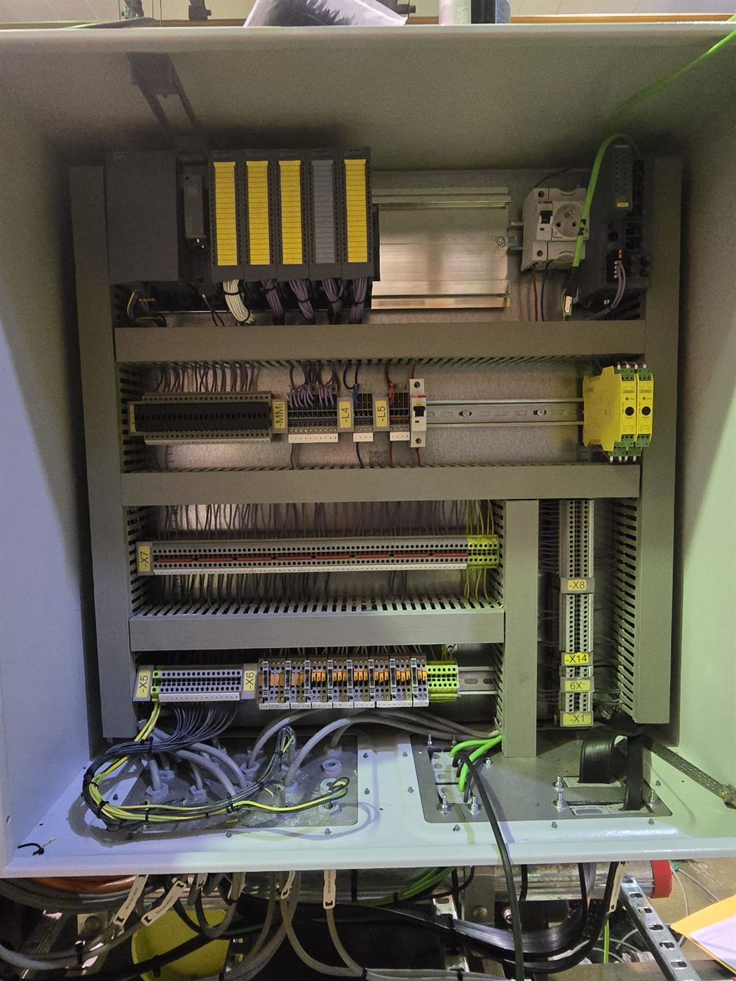 Assemblage en bekabeling van industriële bordenbouw