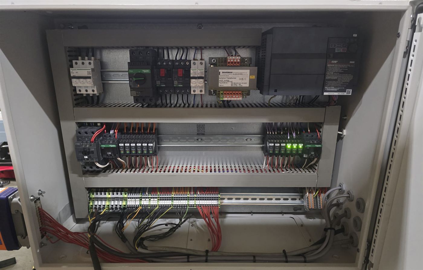 Nette kabelafwerking in Rittal kast