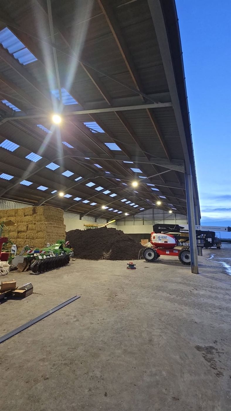 Volledige elektrische installatie in een landbouwloods
