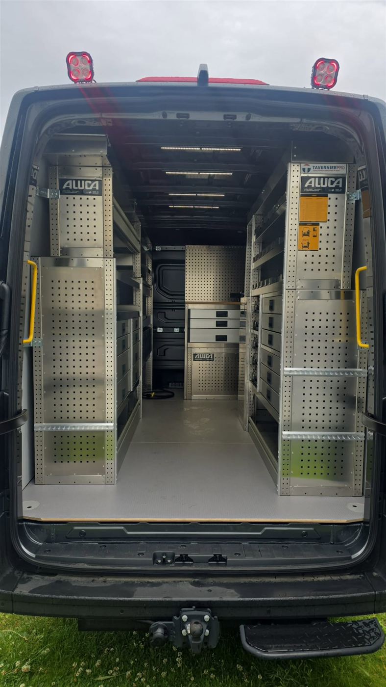 Uitgeruste bedrijfsinrichting van de servicewagen van CewiTech BV