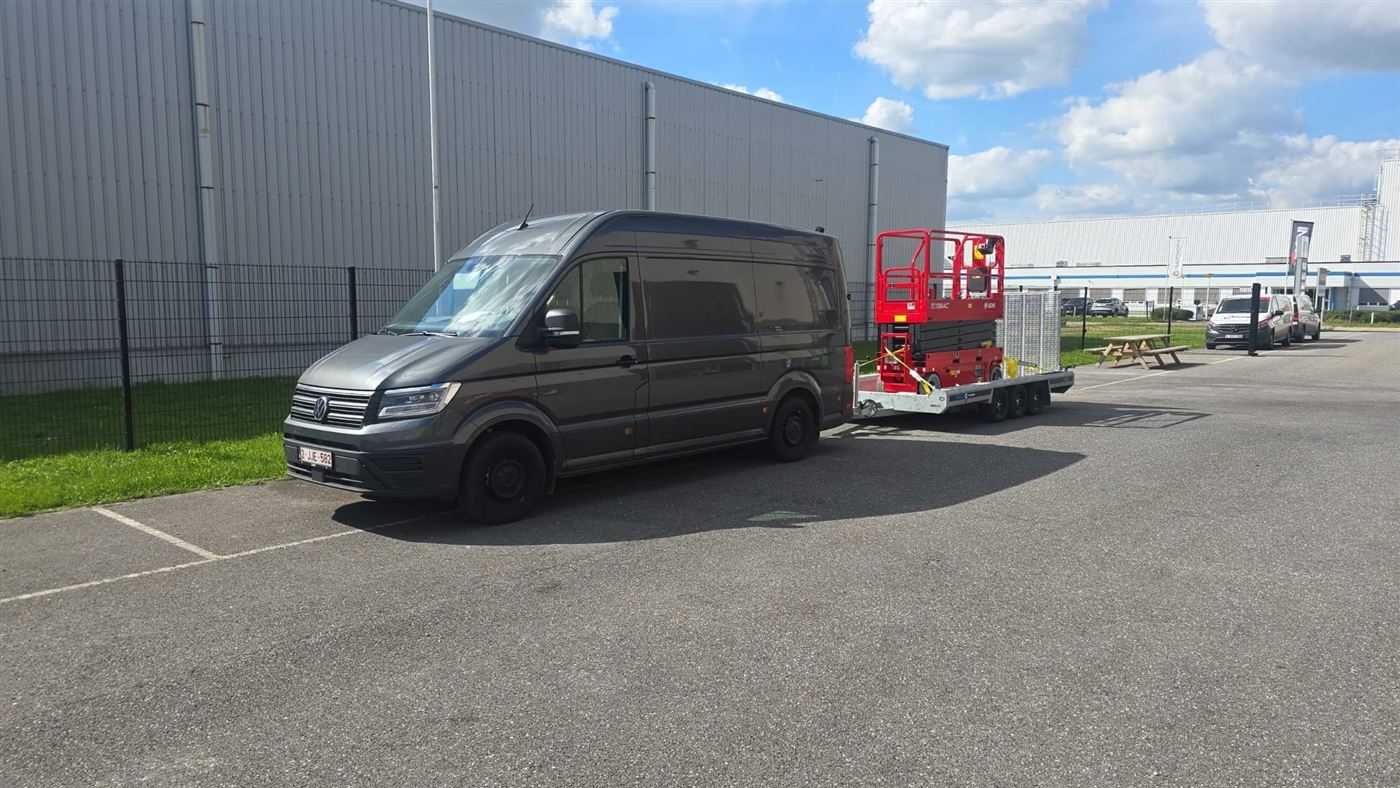 Servicewagen van CewiTech BV met trailer en hoogtewerker